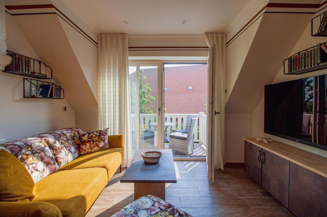 Up Besoeoek - Rapsbluete Mit Infrarotsauna Krummhörn Exterior foto