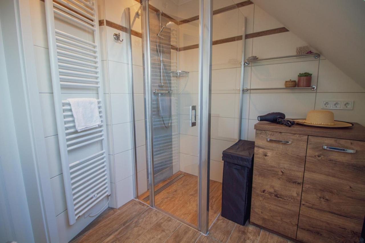 Up Besoeoek - Rapsbluete Mit Infrarotsauna Krummhörn Exterior foto